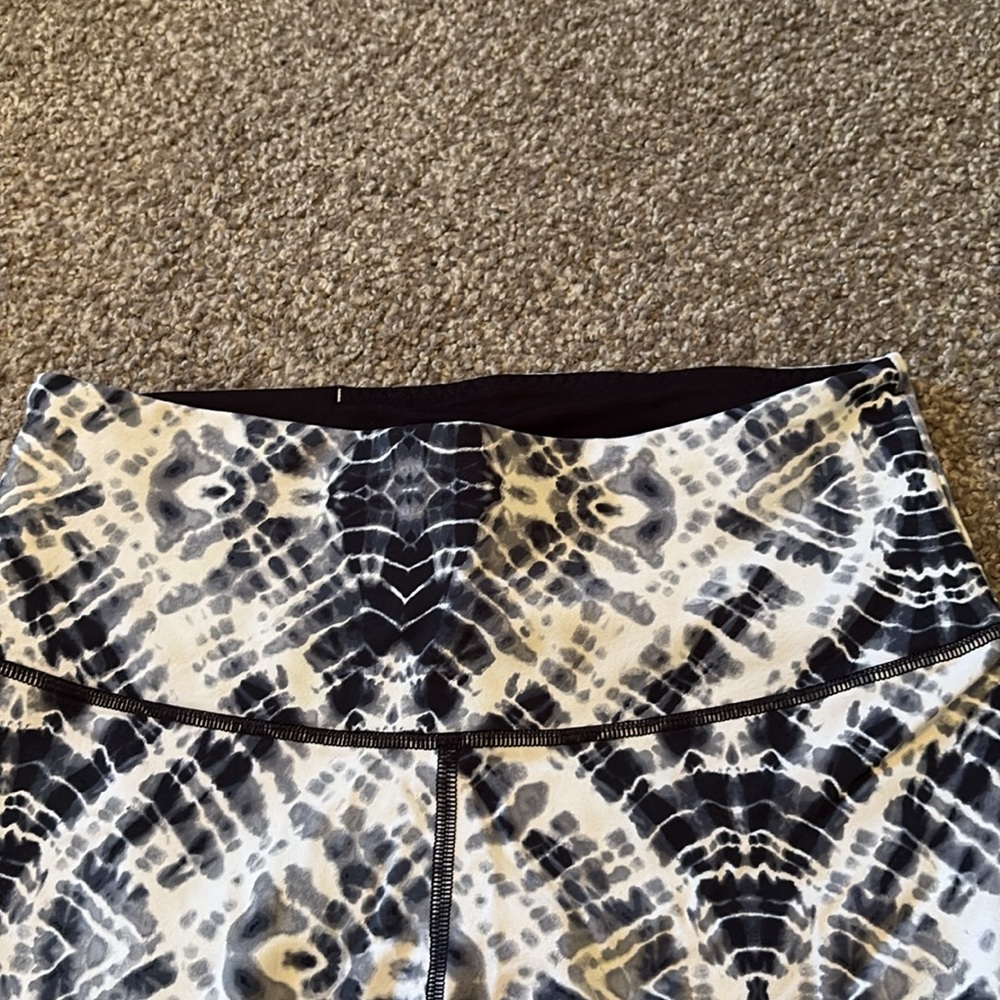 Victoria’s Secret Sport Black and White Patterned Leggings - Picture 3 of 5